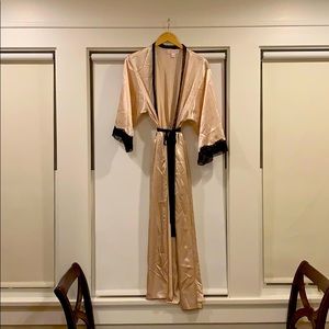 Oscar de la Renta Silk Robe With Black Lace